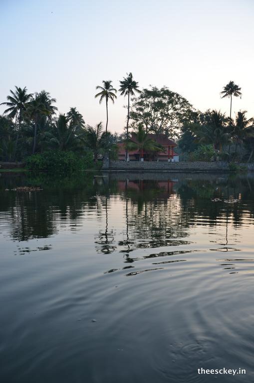 Muralee'S Riverside Villa In Kochi Szoba fotó