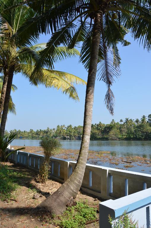 Muralee'S Riverside Villa In Kochi Szoba fotó